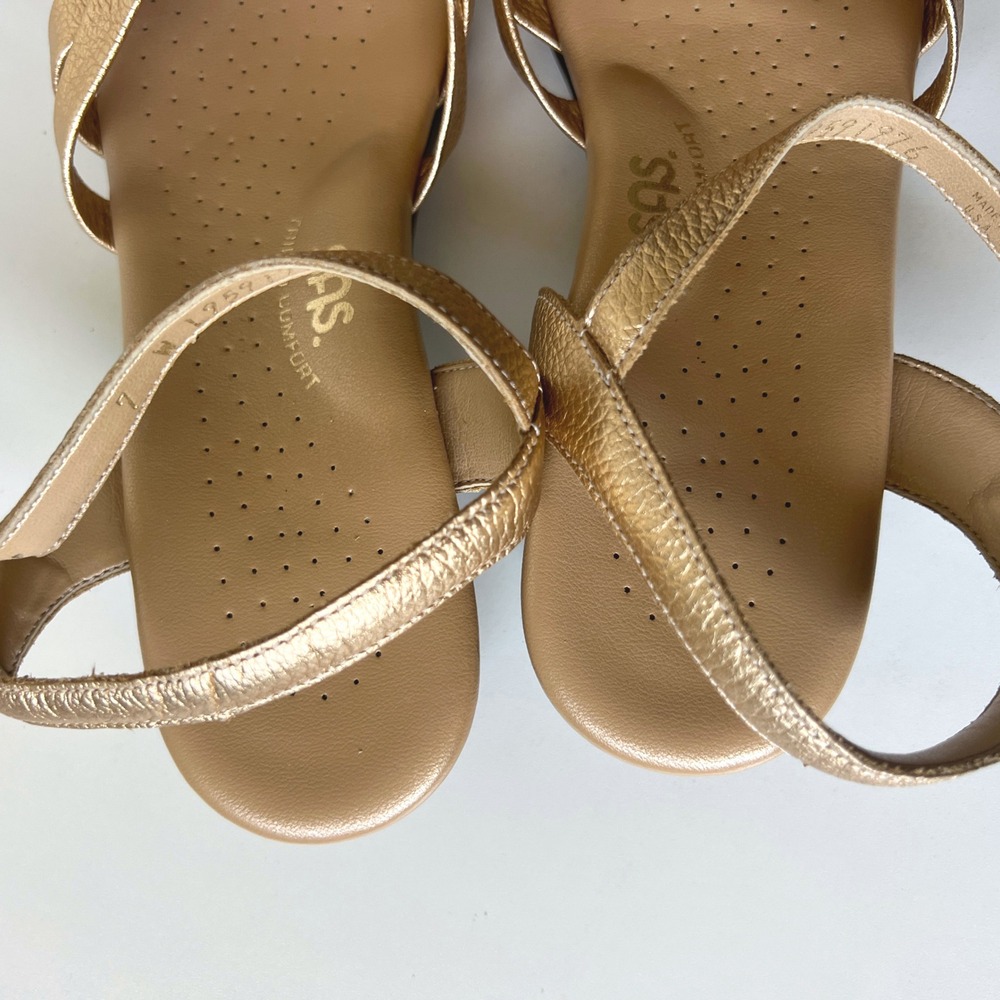 SAS Gold Metallic Leather Comfort Sandals Low Heel Women's Size 7W - Picture 4 of 10